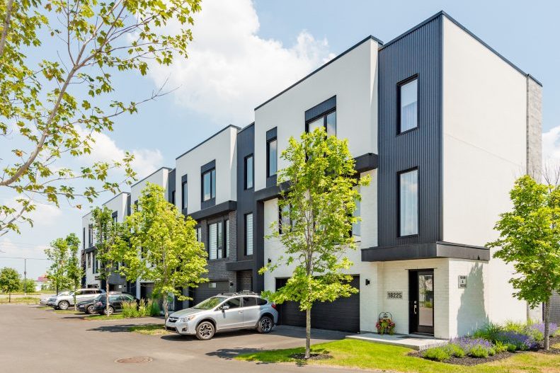Maisons de ville des Villas Cité Mirabel : façades noires et blanches, brique et bois, jeunes arbres